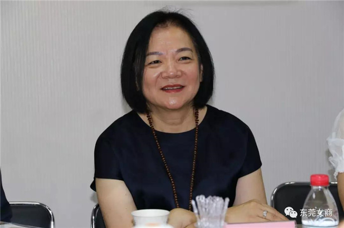 大岭山女企联会长蒋秀梅赞赏我会的朝气蓬勃大岭山女企联会长蒋秀梅